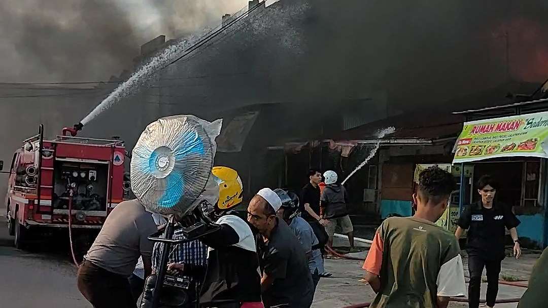 kebakaran-hebat-terjadi-di-jalan-yos-sudarso-depan-bank-papua-timika