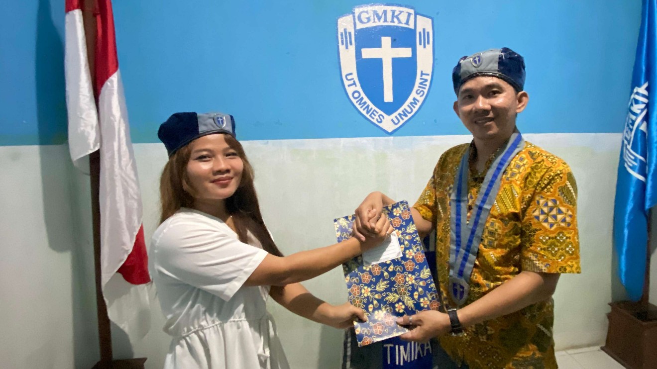 Ketua Cabang GMKI Timika Richard Arthur Tutu saat menyerahkan SK Kepada Ketua Pantia Konferensi Yeni L Rombe