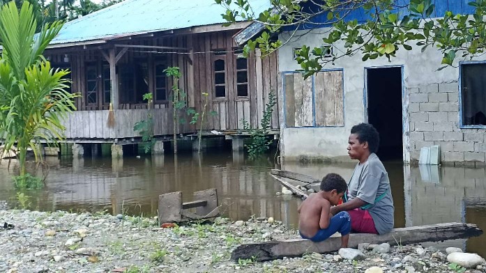 Kondisi rumah warga di SP5 Distrik Iwaka yang terendam banjir. Foto: Eka/ Papua60detik