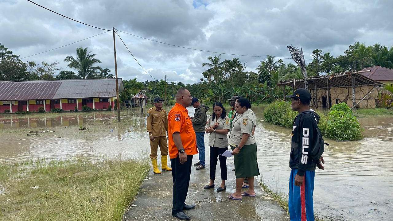 Pegawai BPBD Mimika di lokasi warga terdampak banjir. Foto: Eka/ Papua60detik