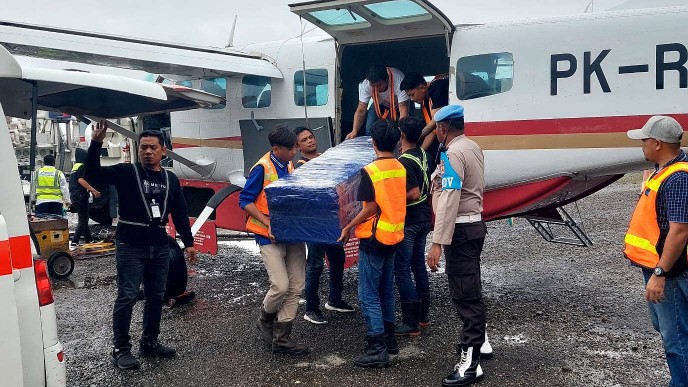jenazah-daeng-rusli-korban-kkb-diterbangkan-ke-makassar