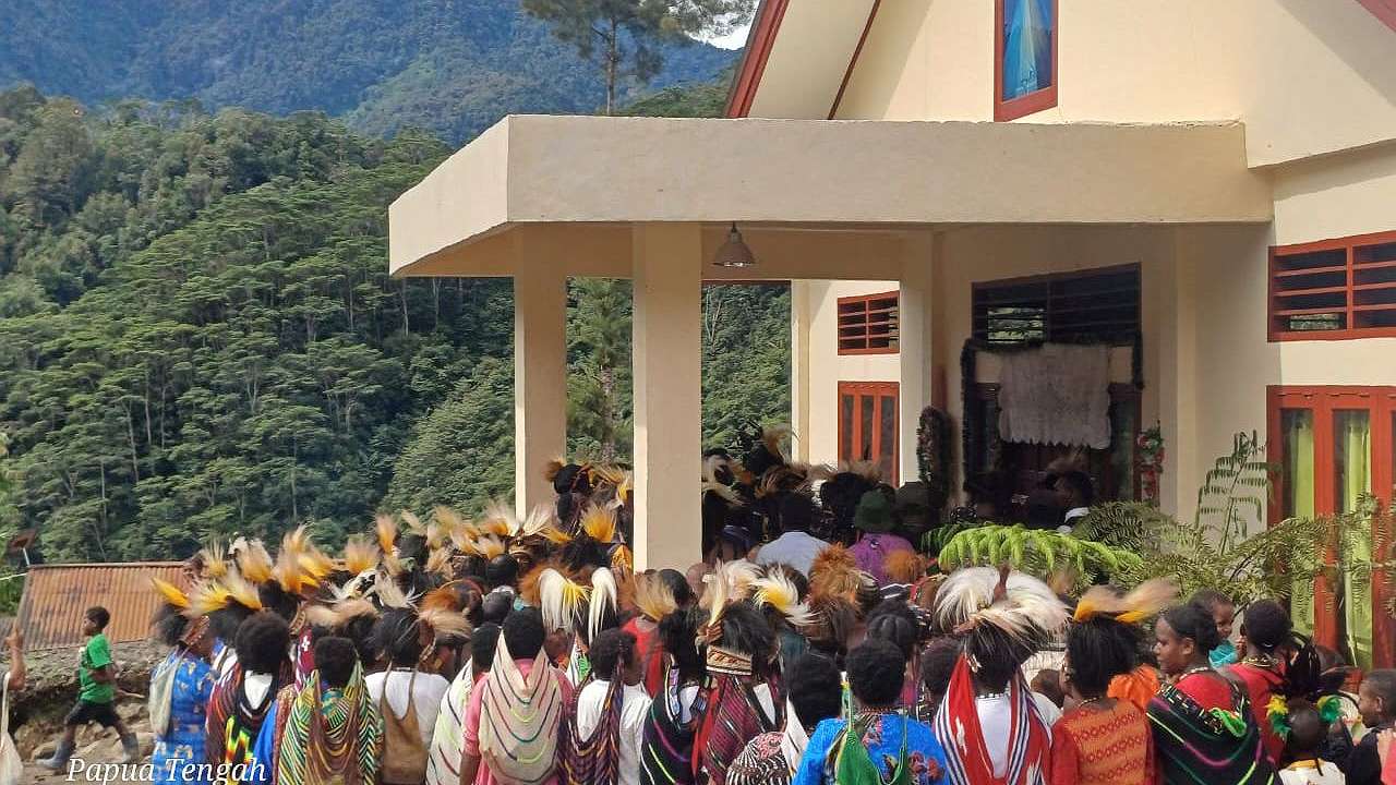 dukung-pembangunan-gereja-aroanop-pt-freeport-kerahkan-helikopter