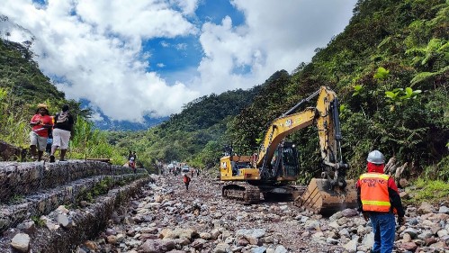 pt-freeport-perbaiki-jalan-jembatan-rusak-akibat-banjir-di-kampung-waa-banti