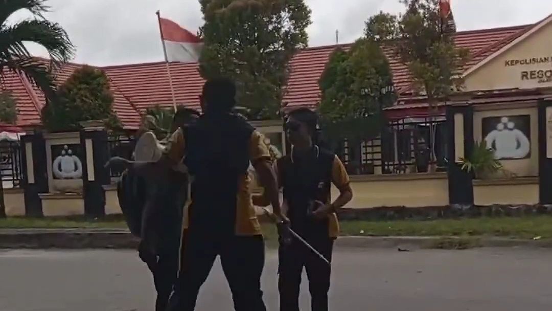 oknum-polisi-pukul-warga-saat-orasi-kapolres-biak-numfor-minta-maaf