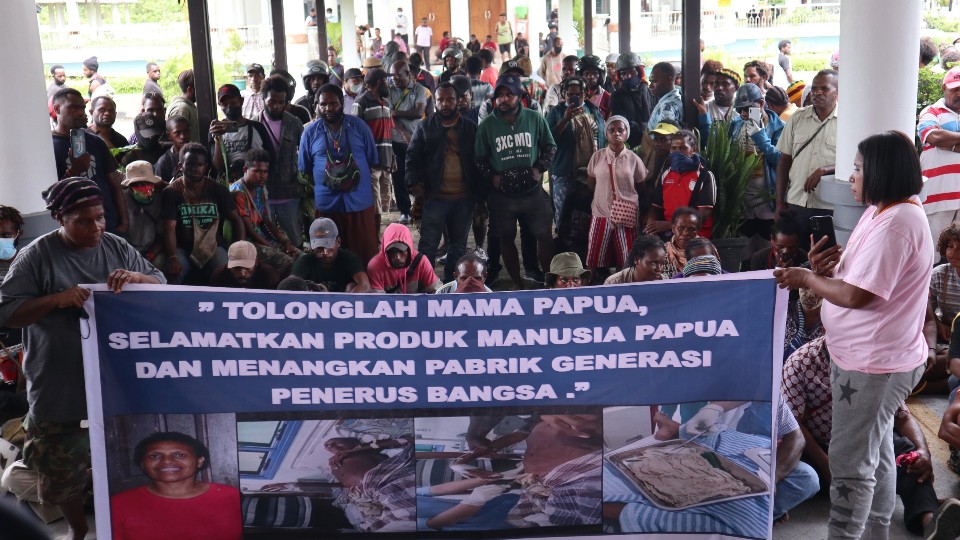 buntut-dugaan-malapraktik-solidaritas-peduli-kandungan-mama-papua-doa-lepas-pengampunan-di-dprd-mimika