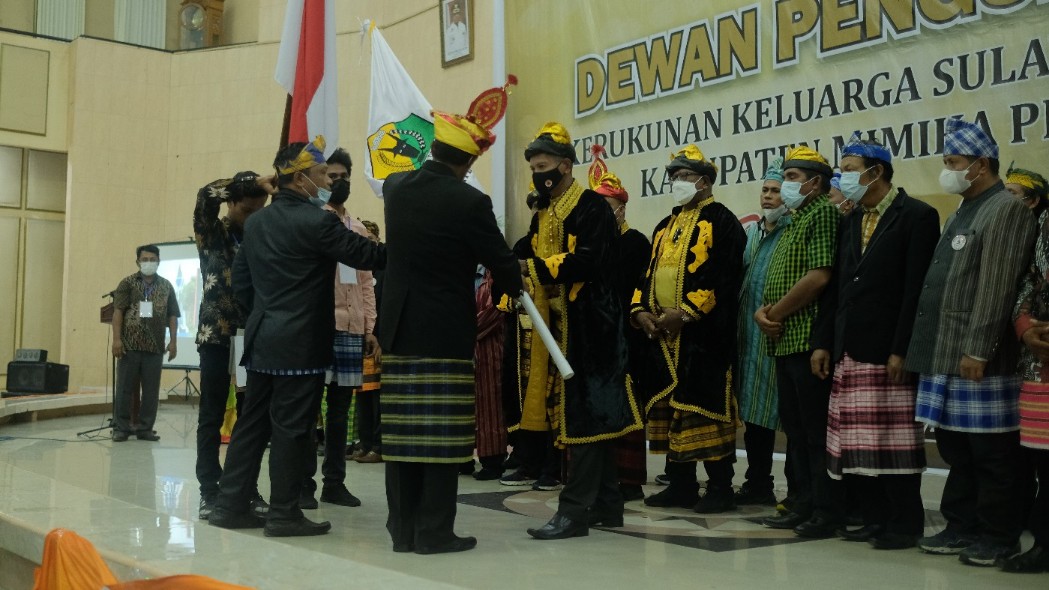 pesan-bupati-busel-pengurus-kkst-mimika-harus-memayungi-warganya