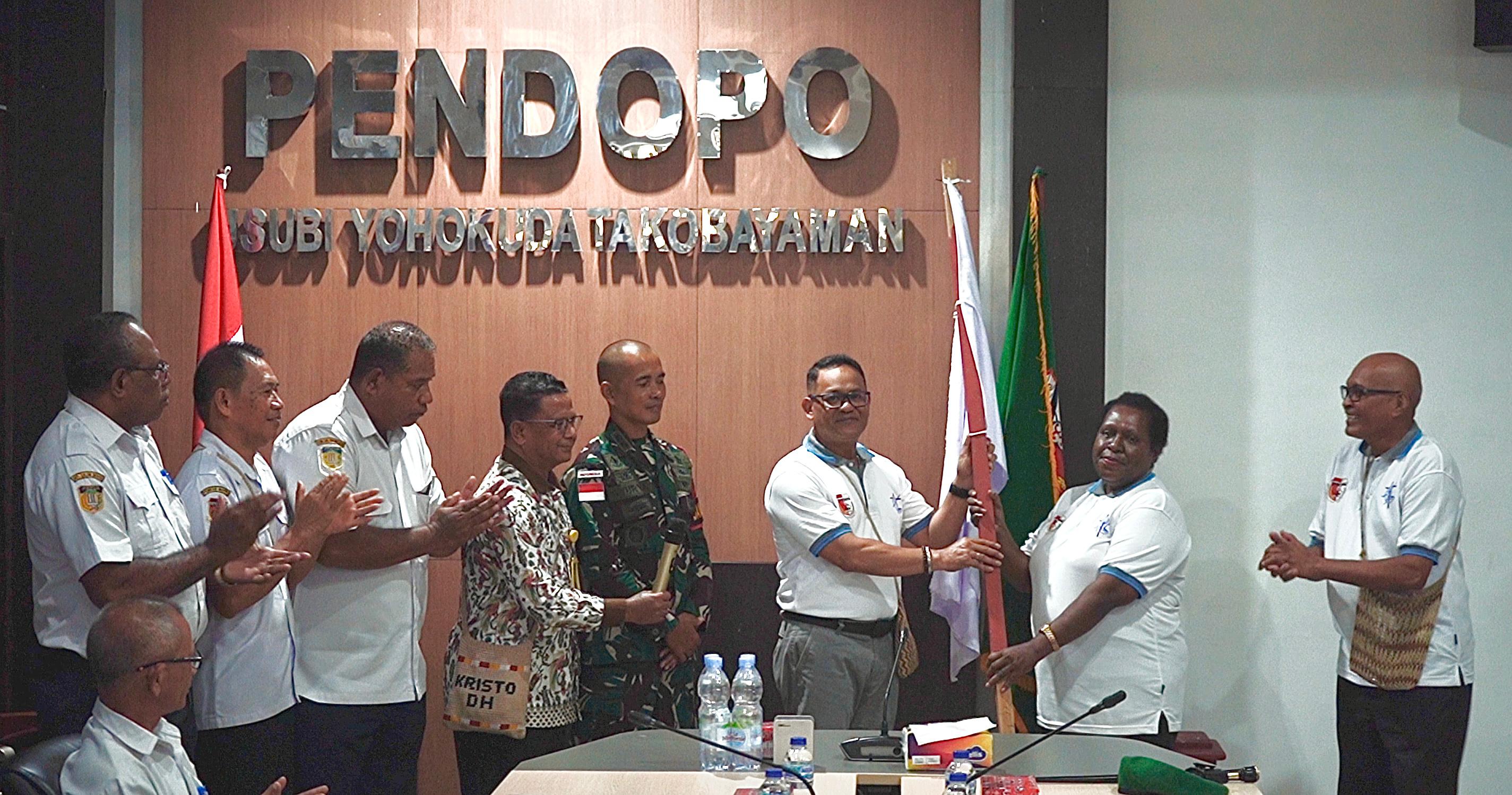 pj-bupati-mappi-lepas-kontingen-pesparawi-tingkat-provinsi-papua-selatan