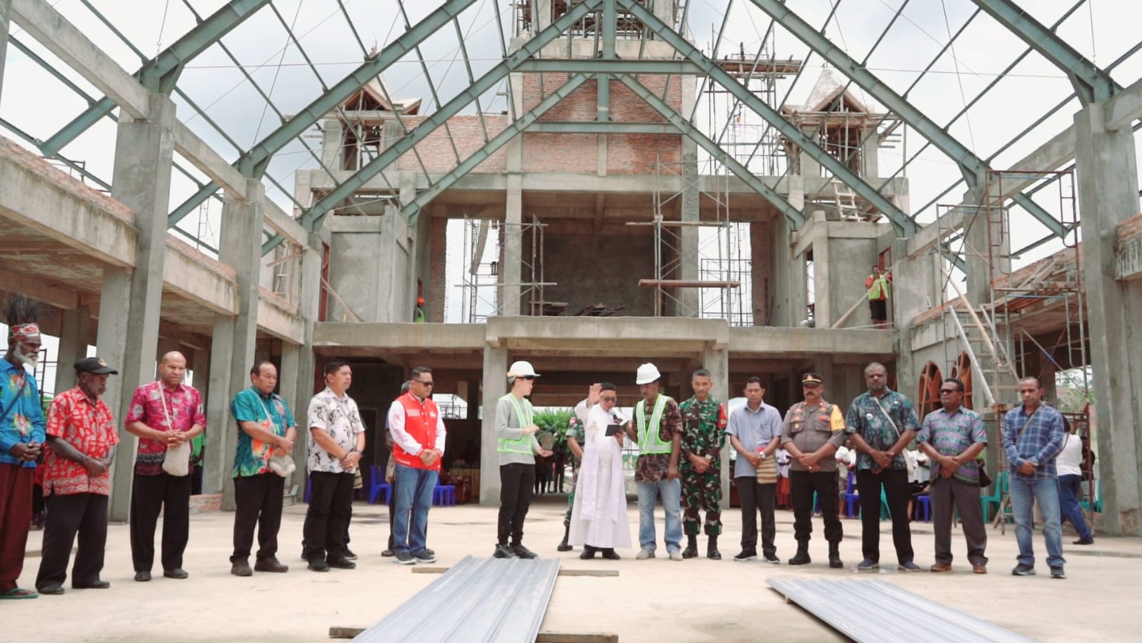Michael R. Gomar saat meninjau progres pembangunan Gereja Paroki St. Kristoforus yang berlokasi di Kampung Katan, Distrik Nambioman Bapai, Kabupaten Mappi, Papua Selatan. Foto: Humas Pemkab Mappi