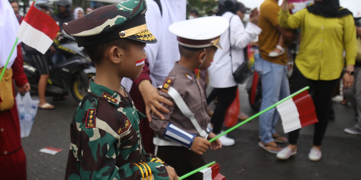 ratusan-aparat-tni-polri-amankan-karnaval-budaya-hut-ri-ke-77-di-timika
