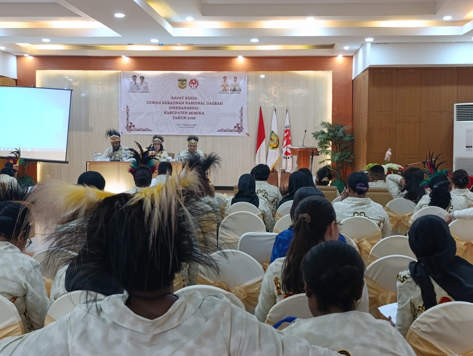 gelar-raker-dekranasda-mimika-fokus-pengembangan-industri-kerajinan