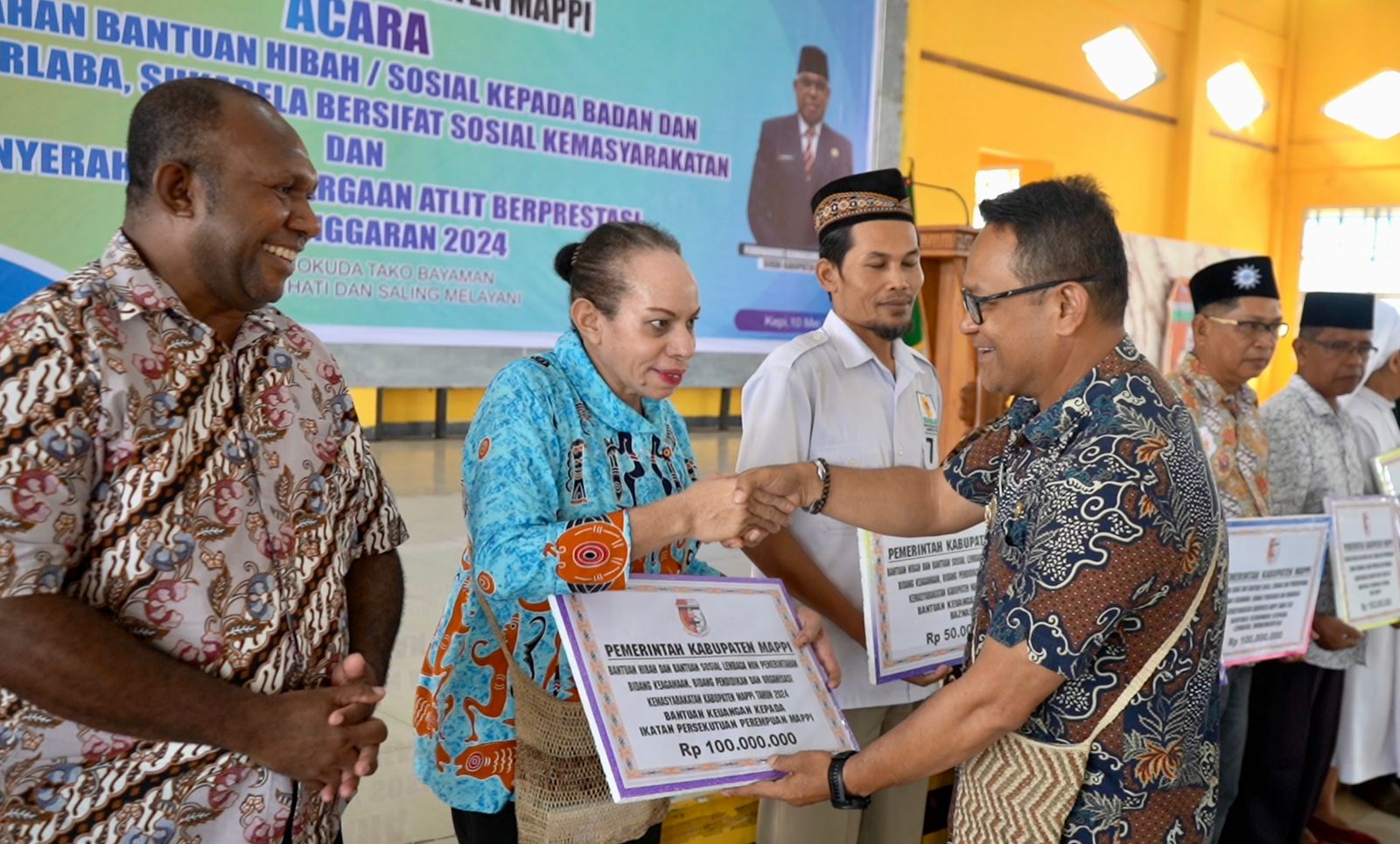 pj-bupati-mappi-salurkan-bantuan-untuk-badan-dan-lembaga-organisasi-kemasyarakatan-serta-atlet-berprestasi
