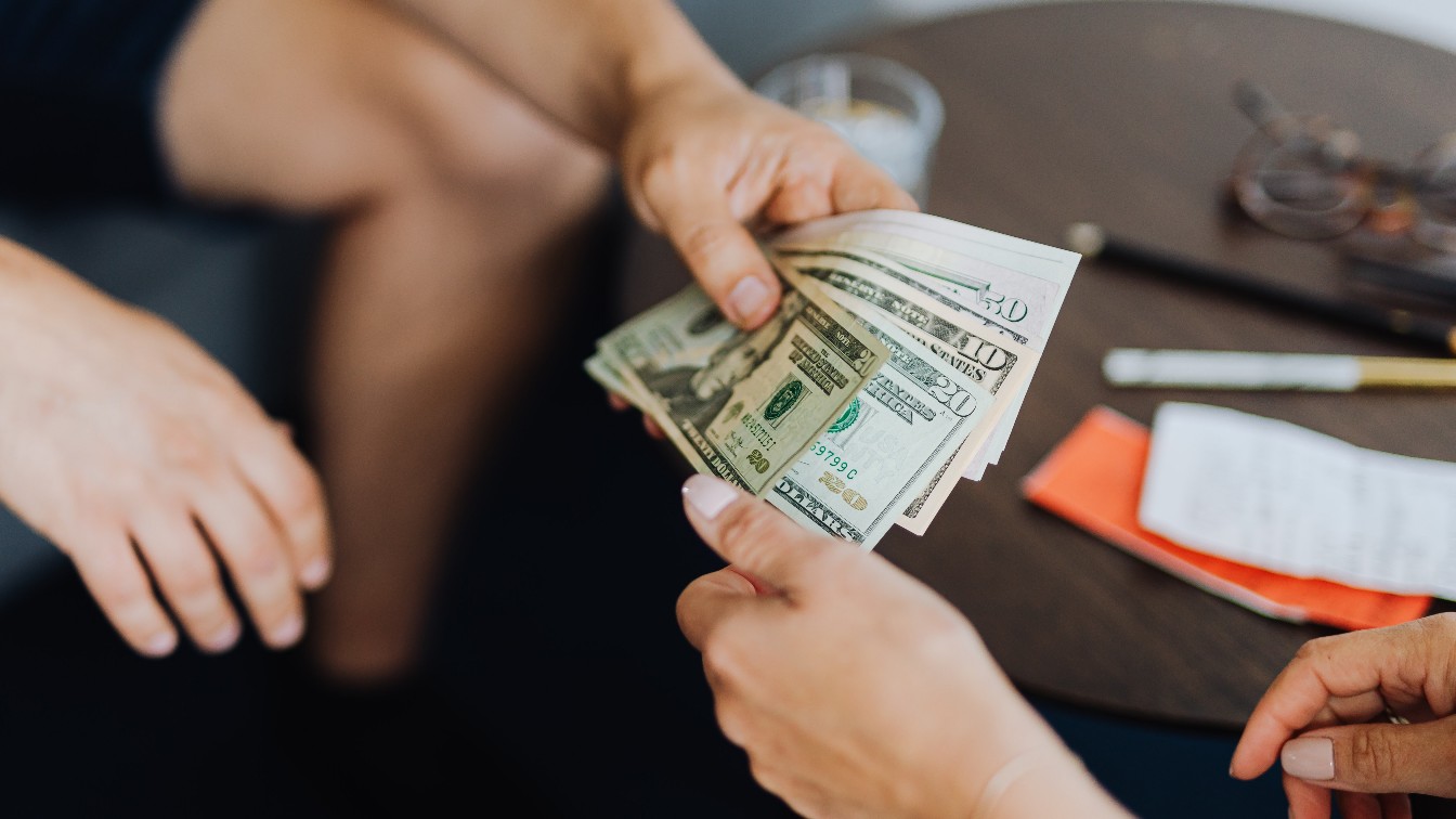 Ilustrasi pinjaman uang. Foto: Photo by Karolina Grabowska - Pexels.com